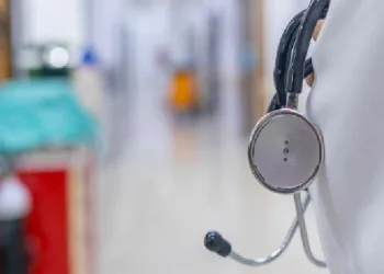 Mahalle halkıyla tartışan doktor açığa alındı