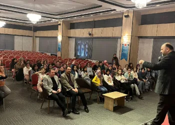 Öğrenciler, Kütahya Müftülüğünü şenlendirdi