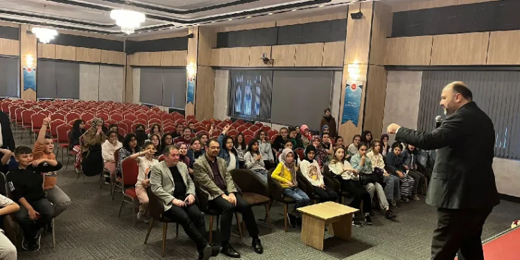 Öğrenciler, Kütahya Müftülüğünü şenlendirdi