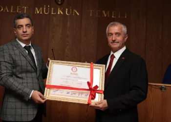 Tahmazoğlu mazbatasını aldı