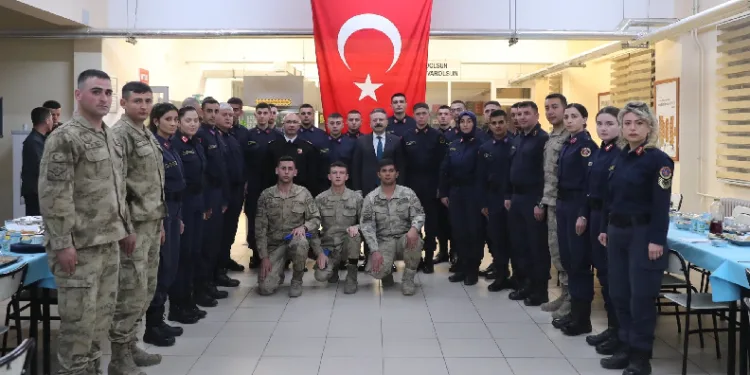 Eskişehir Valisi jandarma ekipleriyle iftar yaptı