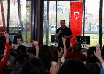 Derince’de gençlerle söyleşiler başladı
