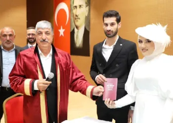 İlk nikahını kıydı, cüzdanı geline verdi