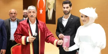 İlk nikahını kıydı, cüzdanı geline verdi