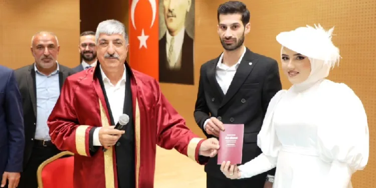 İlk nikahını kıydı, cüzdanı geline verdi