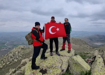 Baran Dağları’nda Türk bayrağı açtılar