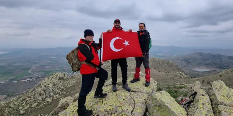 Baran Dağları’nda Türk bayrağı açtılar