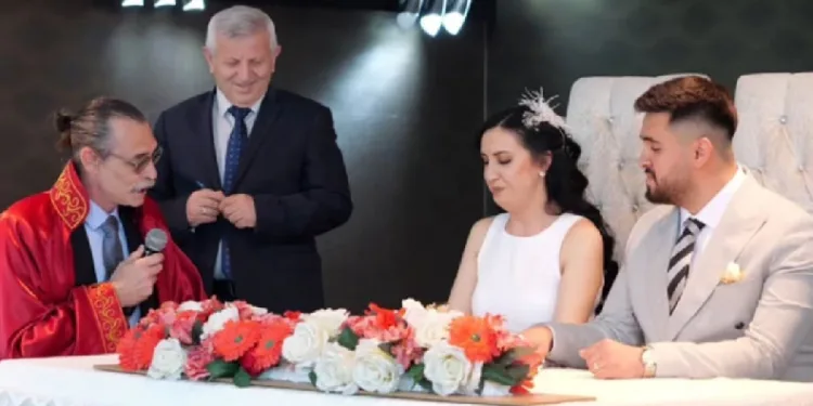 Başkan Erdal Beşikçioğlu ilk nikahını kıydı