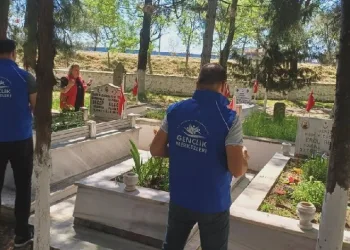 Şehitler mezarları başında anıldı