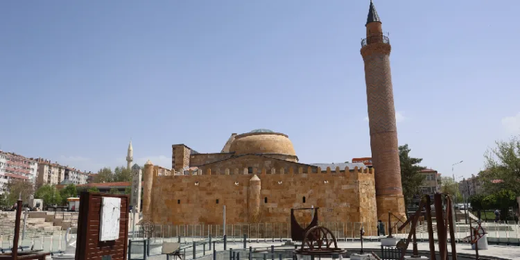 Tarihi medrese birçok alanda kullanılıyor