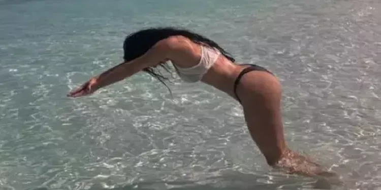 Kim Kardashian'ın "garip" tatil pozları