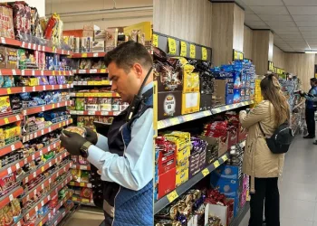 Lapseki’de zincir marketler denetlendi
