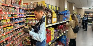 Lapseki’de zincir marketler denetlendi
