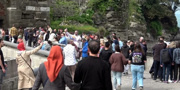 Amasra’ya günlük 80 bin ziyaretçi