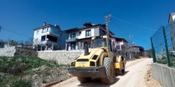 Toroslar’da yollar bakımdan geçiriliyor