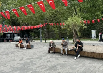 Sıcağı görenler sahil kenarına koştu