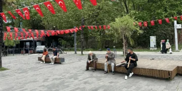 Sıcağı görenler sahil kenarına koştu