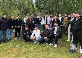 Üniversite öğrencileri mezar temizliği yaptı