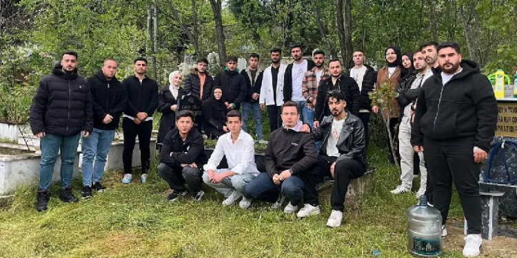 Üniversite öğrencileri mezar temizliği yaptı