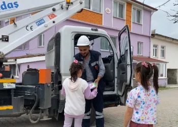 Elektrik dağıtım şirketi çocukları gülümsetti