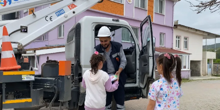 Elektrik dağıtım şirketi çocukları gülümsetti