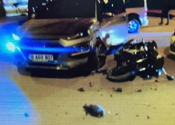 Otomobille çarpışan motosikletli yaralandı