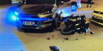 Otomobille çarpışan motosikletli yaralandı