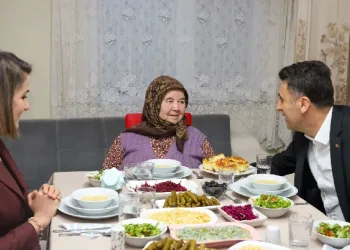 Şehit ailesinin iftar sofrasına misafir oldu