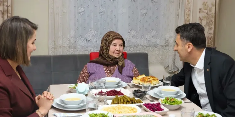 Şehit ailesinin iftar sofrasına misafir oldu