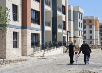 Deprem konutaları sahiplerine teslim edildi