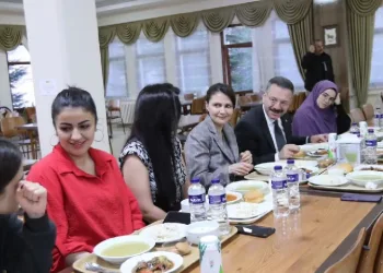 Hüseyin Aksoy kız öğrencilerle buluştu