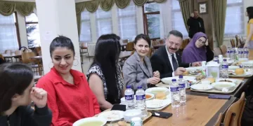 Hüseyin Aksoy kız öğrencilerle buluştu