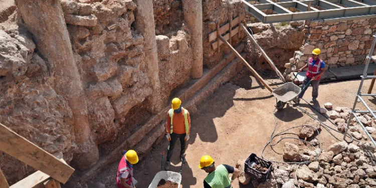 Antalya’da sütunlu cadde keşfedildi