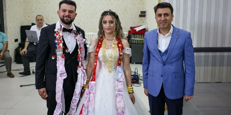 Mutlu günlerinde yalnız bırakmadı