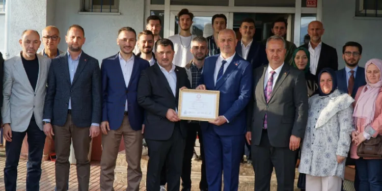 Başkan Yılmaz Yıldız mazbatasını aldı
