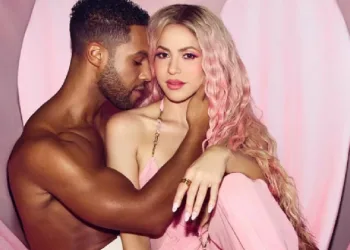 Shakira, gönlünü klibinde oynayan yakışıklıya kaptırdı