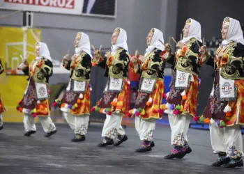 Halk oyunları şöleni Denizli’de başladı