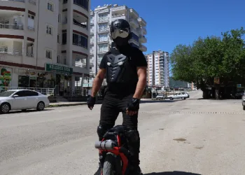Trafikte gören “robot” sanıyor