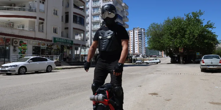 Trafikte gören “robot” sanıyor