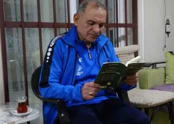 Arkadaşının adını romanlarında yaşatıyor