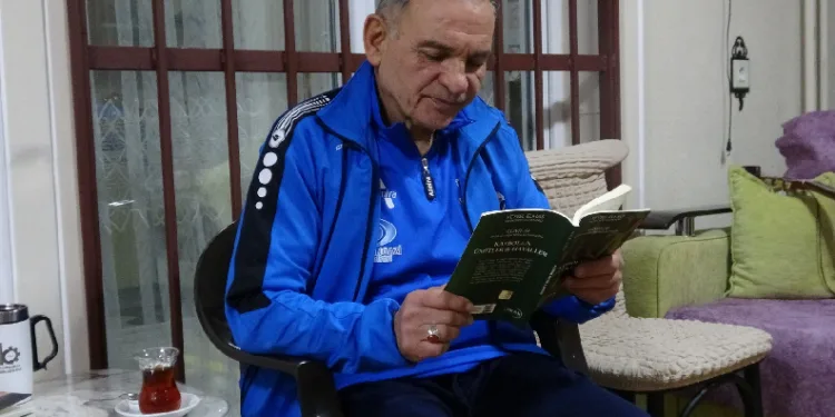 Arkadaşının adını romanlarında yaşatıyor