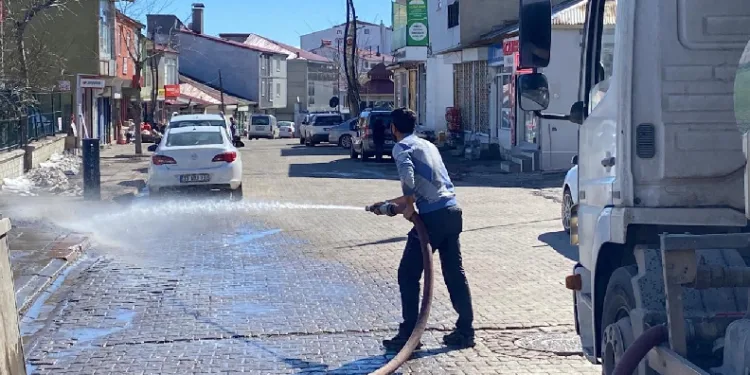 Karlıova’da kış bitti, temizlik başladı