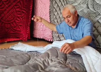 50 yıldır yorganları nakış nakış işliyor