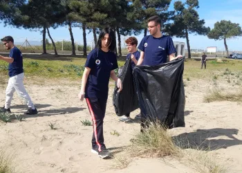 Sinop’ta öğrenciler sahil temizliği yaptı