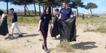 Sinop’ta öğrenciler sahil temizliği yaptı