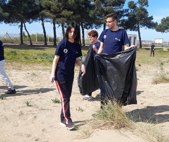 Sinop’ta öğrenciler sahil temizliği yaptı