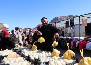 Esprileriyle güldürürken limon satıyor