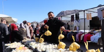 Esprileriyle güldürürken limon satıyor