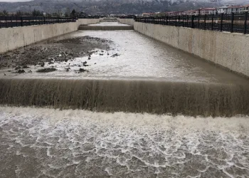 Kuruyan Vasgirt deresinden sel akıyor