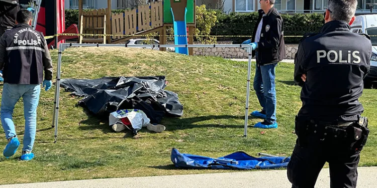 Bursa’da 19 yaşındaki genç, parkta ölü bulundu